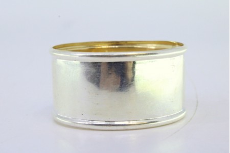 Argola de guardanapo em prata com relevos florais e coelhos com frisos na envolvência.